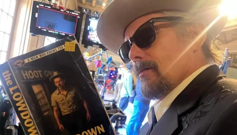 Итан Хоук советует не просить политических заявлений у "вечно пьяных звезд"