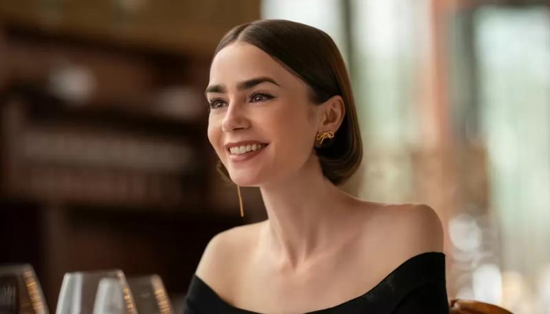 Звезда "Эмили в Париже" Лили Коллинз сыграет Одри Хепберн