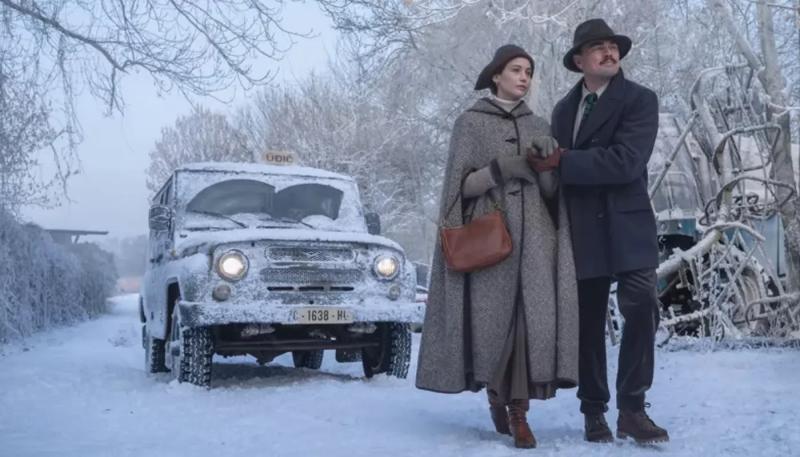 Леонардо ЛиКаприо приехал с Дженнифер Лоуренс на УАЗе за ребенком