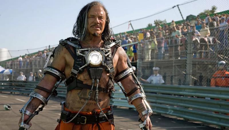 Микки Рурка выселили из дома за долги